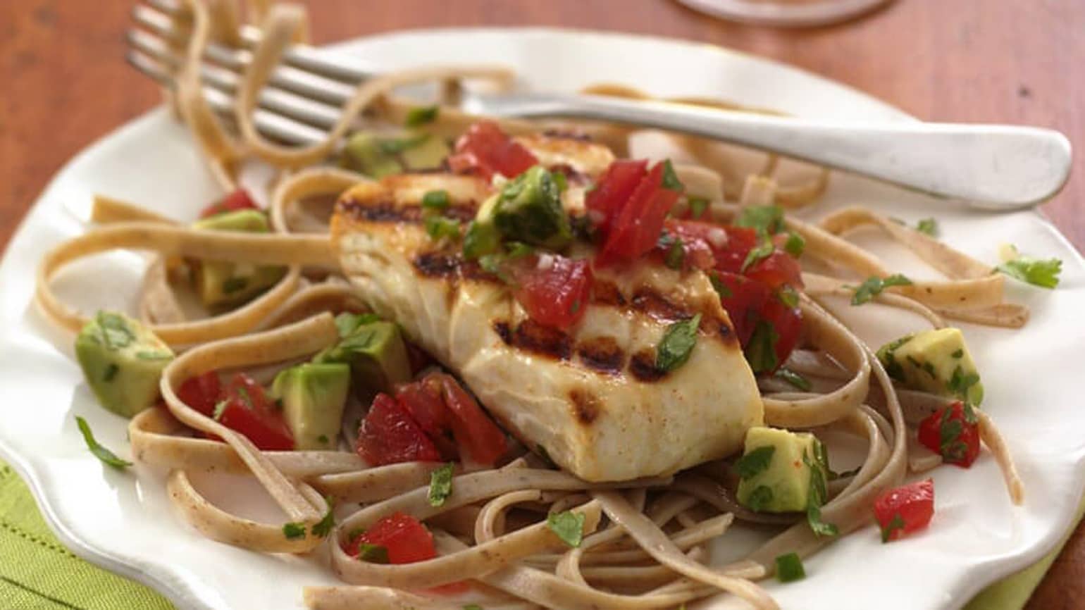 Flétan Grillé Avec Salsa À La Tomate Et À L'avocat